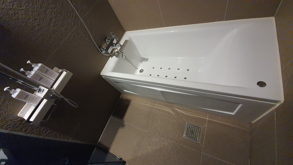 West In Hotel 43/50