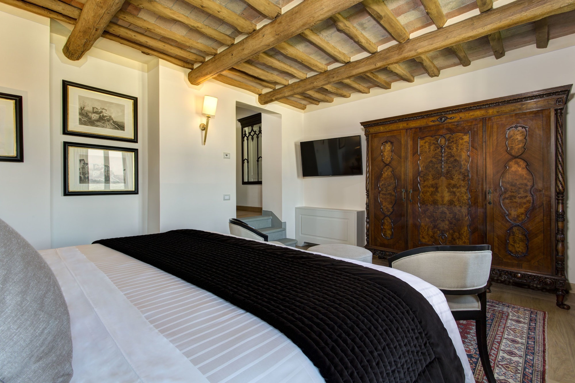 Deluxe, Suite, King Bed, Hill View