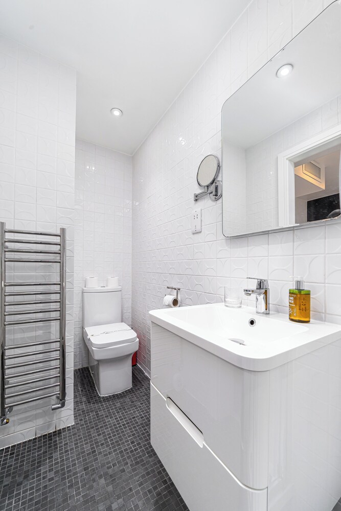 The Whitechapel Hotel 50/50