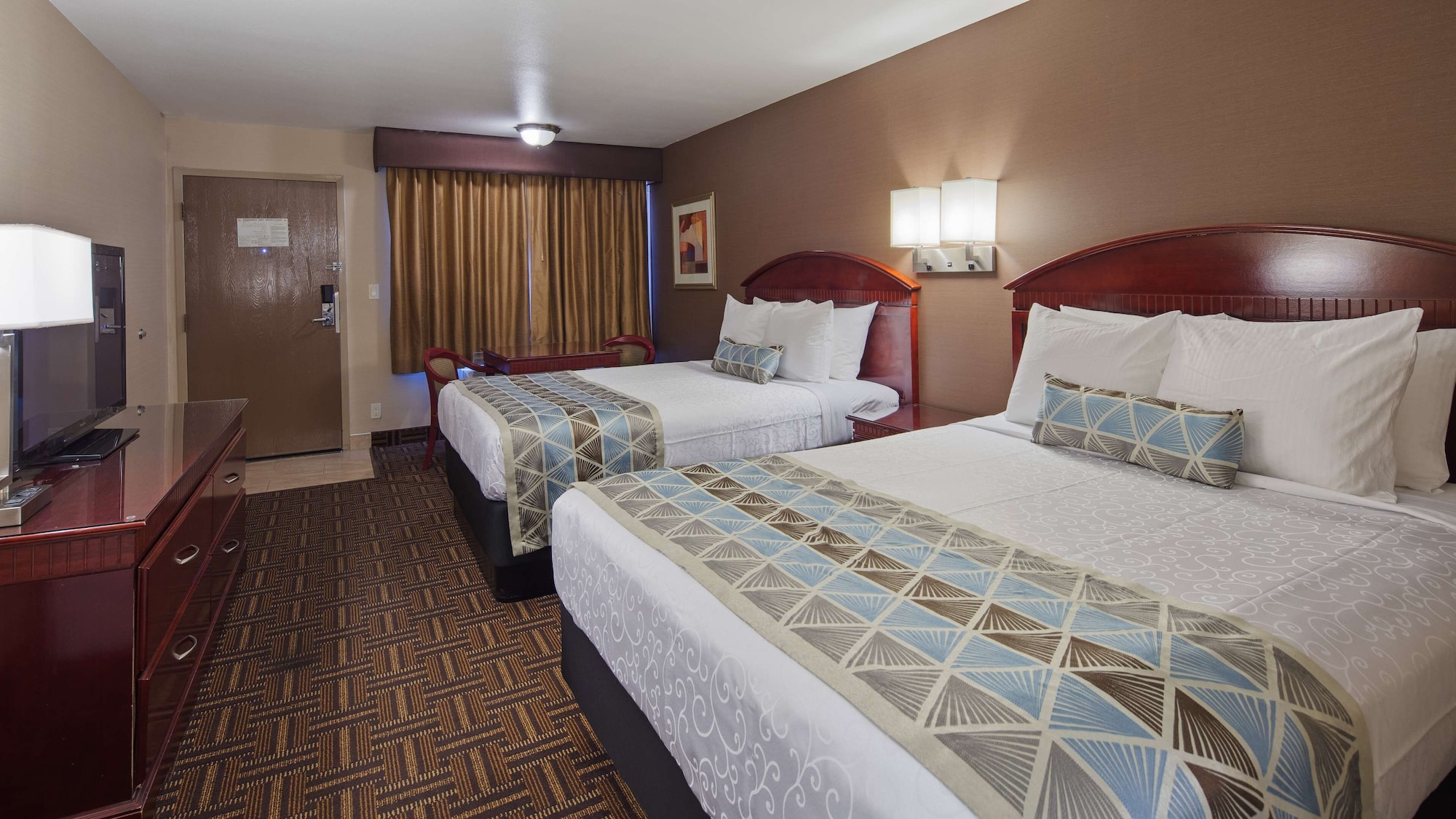 غرفة قياسية بسريرين كوين، Best Western Pasadena Inn 2/3