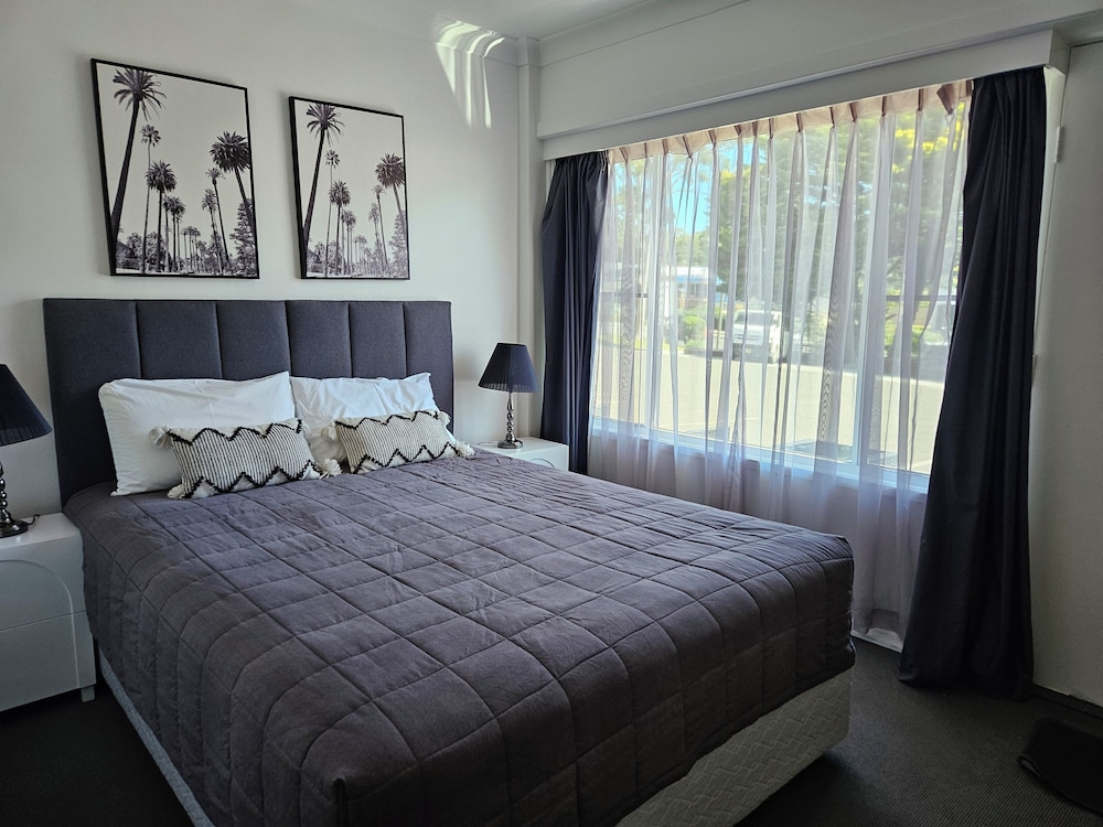 MOTEL 617 18/66