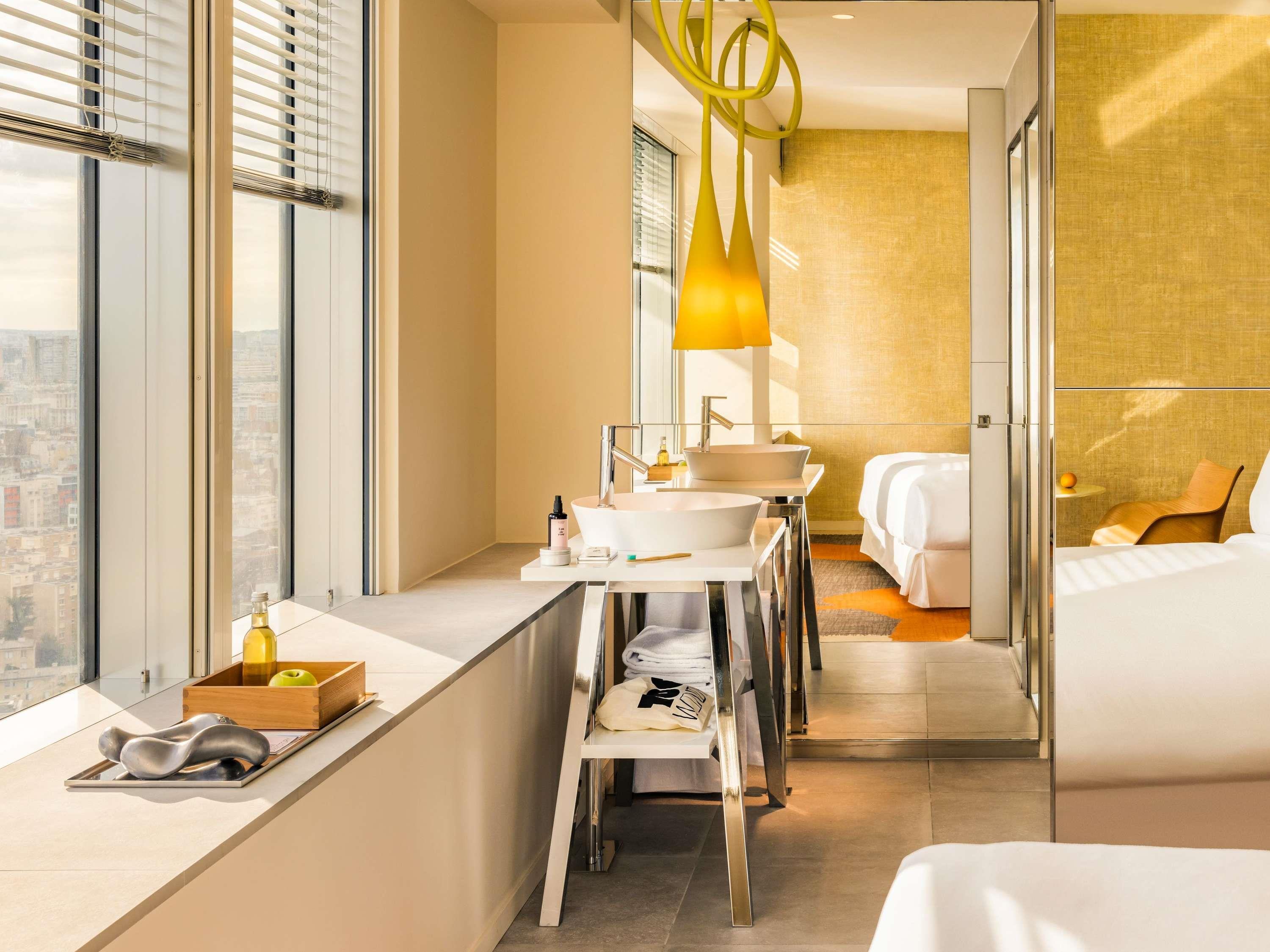 DELUXE, KING BED, CITY VIEW