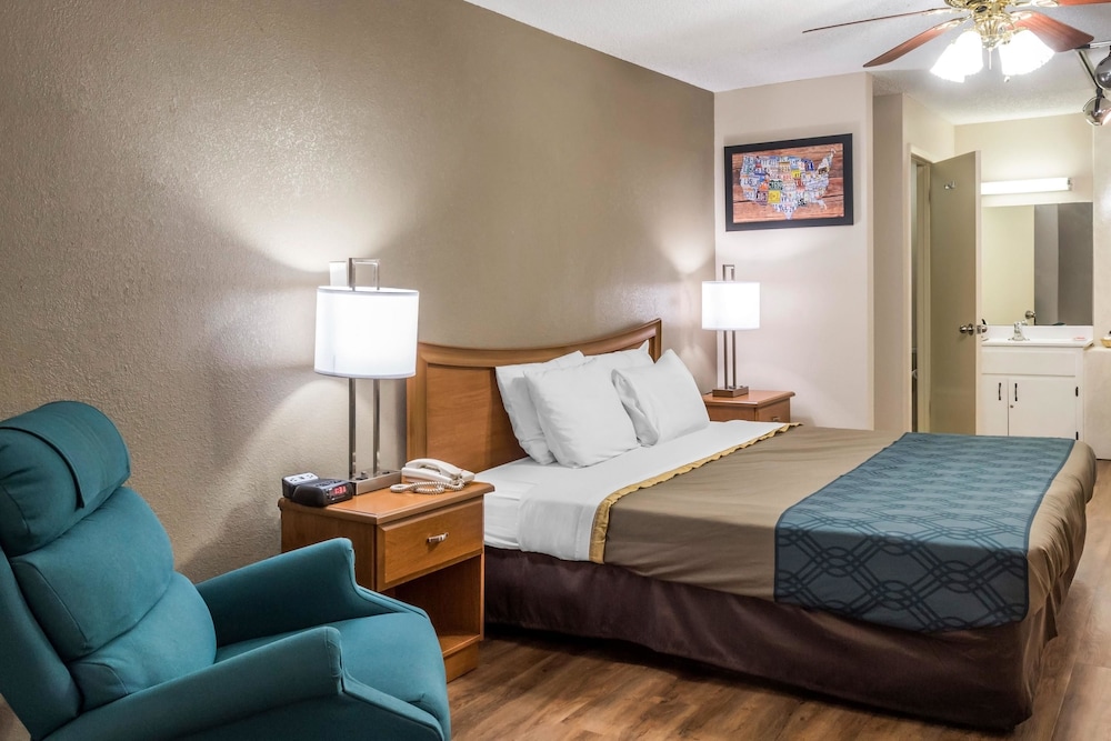 Econo Lodge Live Oak, FL 16/35