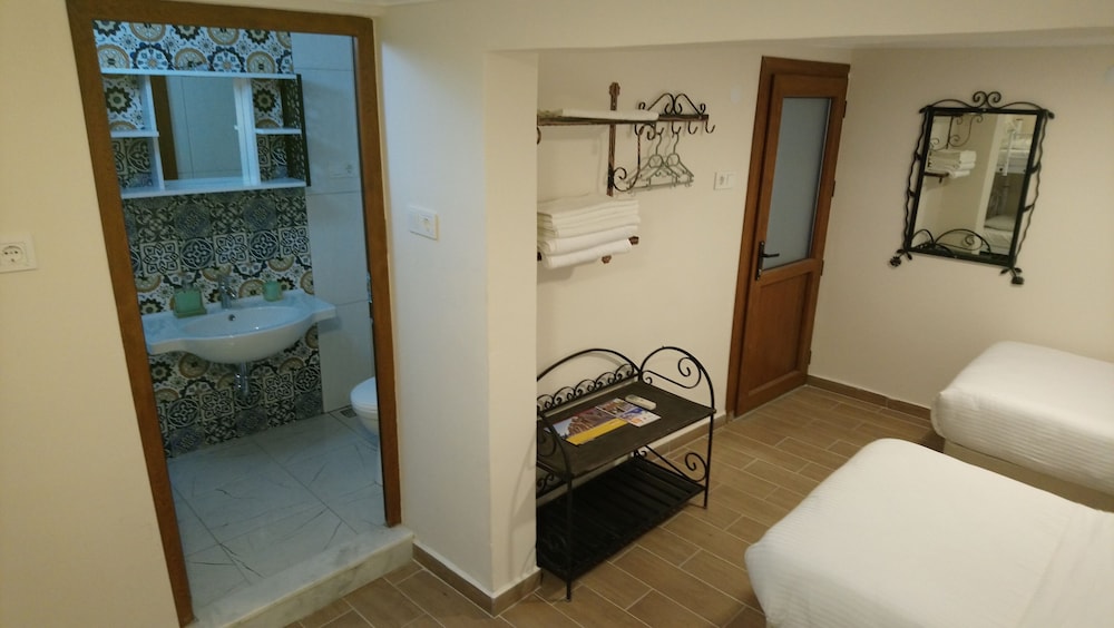 Ena Serenity Boutique Hotel 53/73