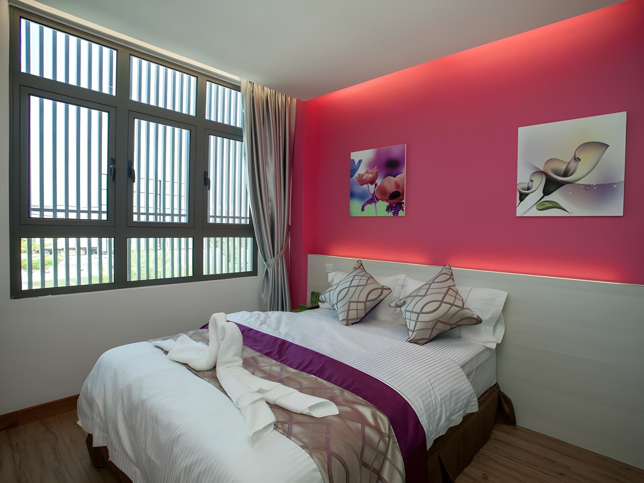 Standard, Queen Bed