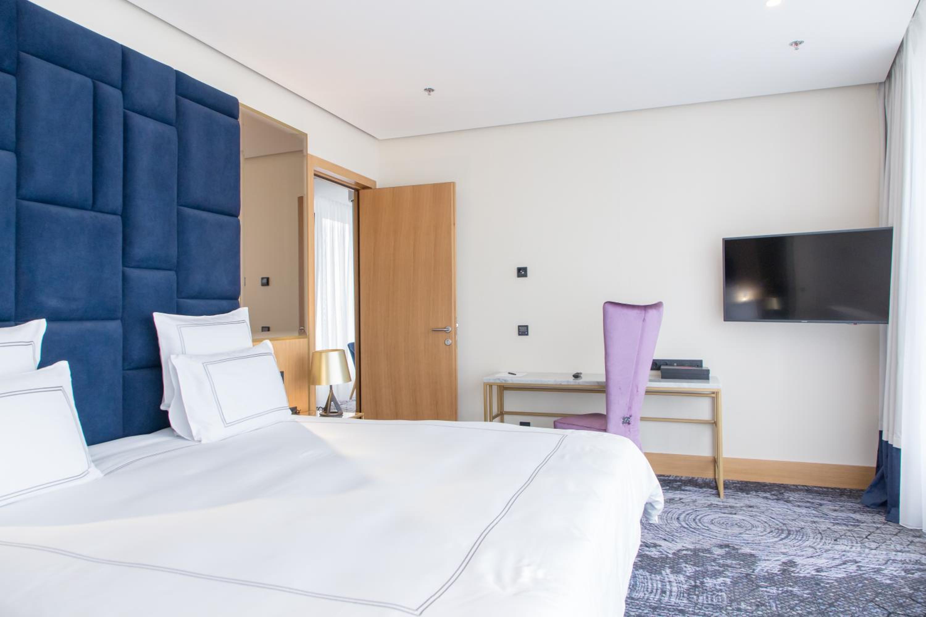 Executive, Suite