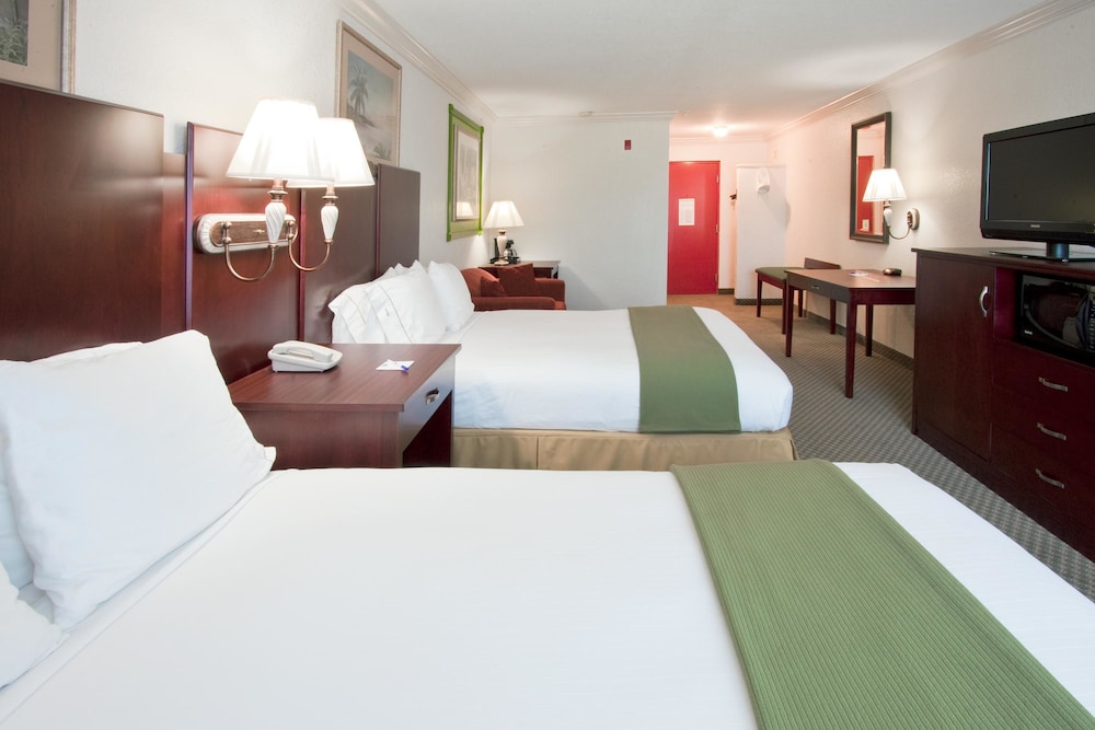 Suite, 2 Double Beds 3/6