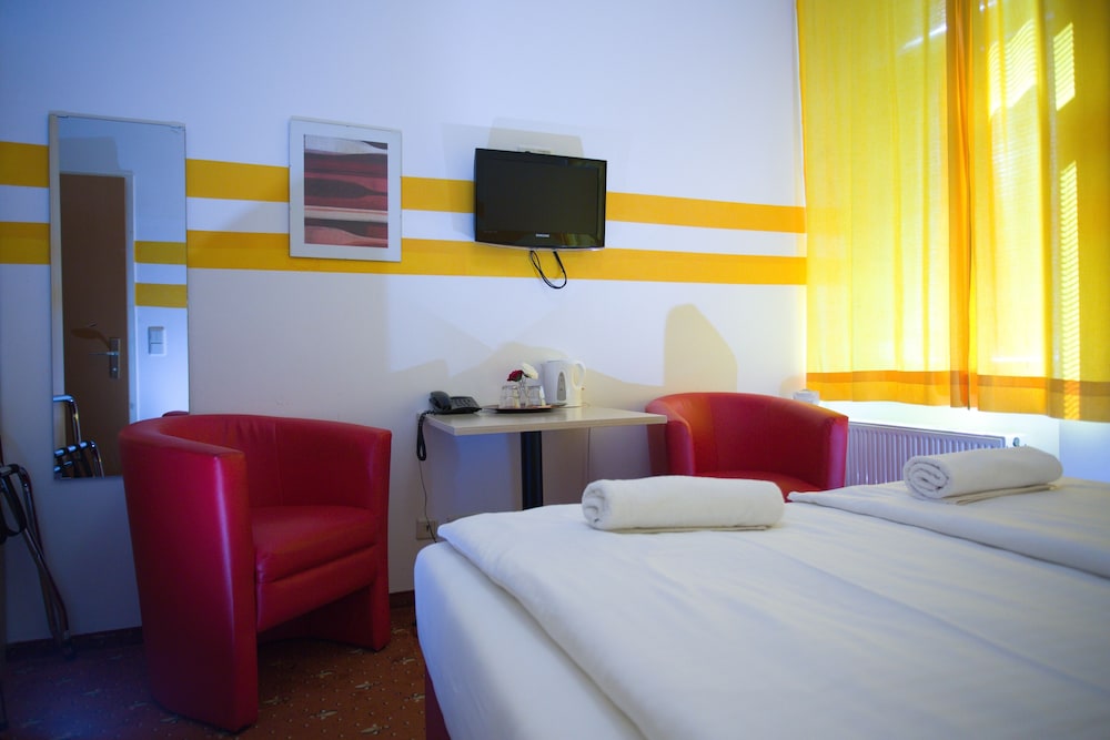 ROOM, DOUBLE OR TWIN BED
