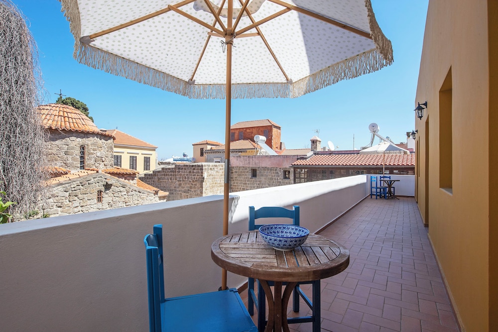 Saint Artemios Boutique 34/47