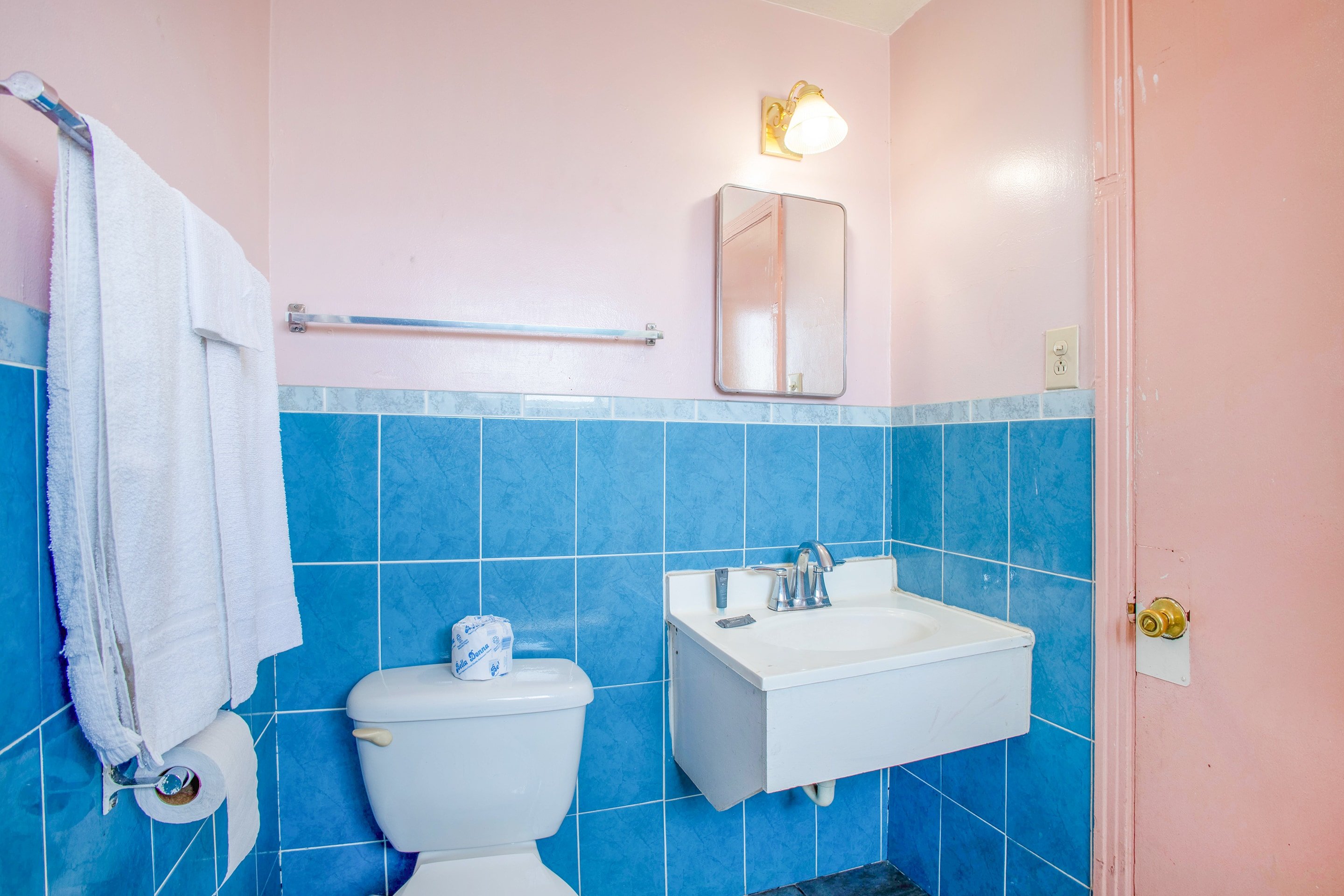 غرفة بسرير كوين وسريرين منفصلين لغير المدخنين، Sands Motel By OYO El Paso near Airport 5/5