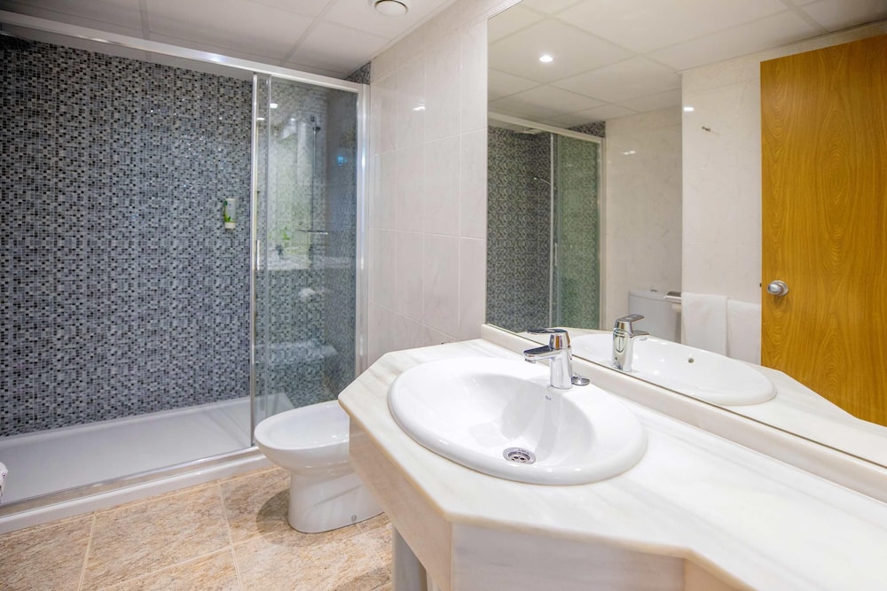 غرفة عائلية بثلاثة أسرّة بشرفة مع أريكة، Hotel Servigroup Romana 7/7