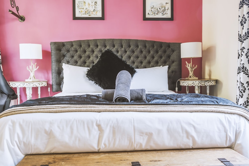 ROOM, QUEEN BED