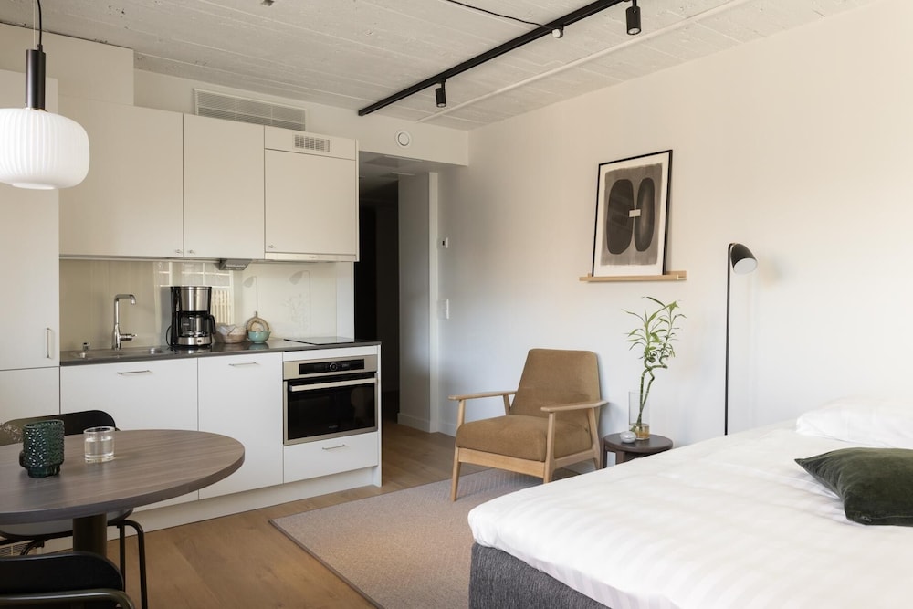 Medium, Studio, Queen Bed, High Floor, Noli Katajanokka II 2/3