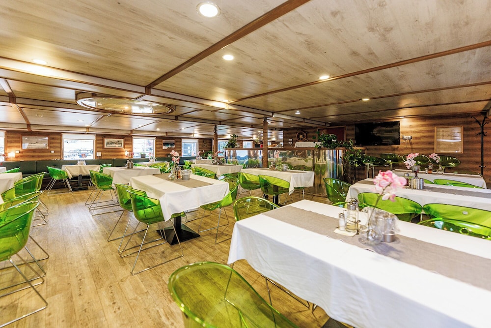 Botel Marina 38/70