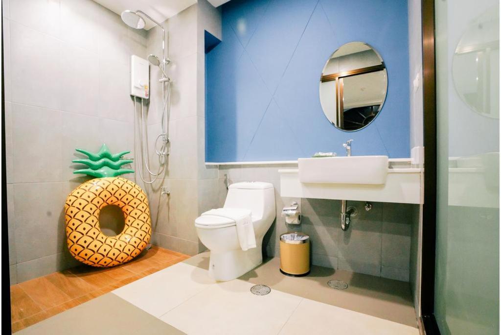 Premier, Pool Access، ROYAL PINEAPPLE HOTEL a welcome to wealth and good fortune 3/3