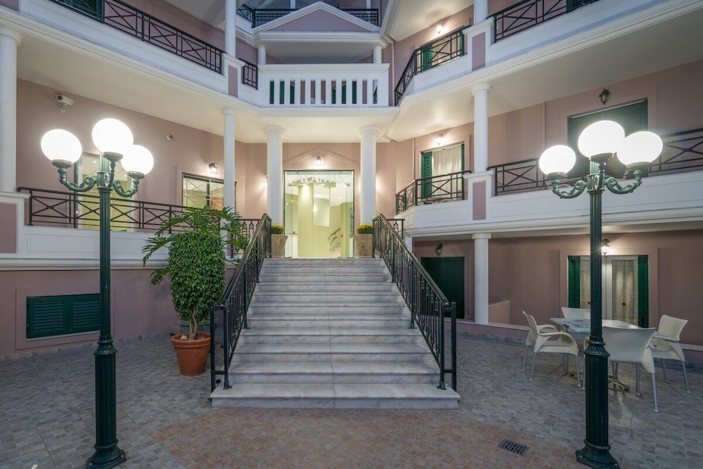 Alamis Apartments 2/50