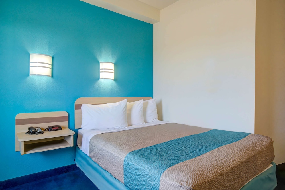 Motel6 Grande Prairie, AB 30/65