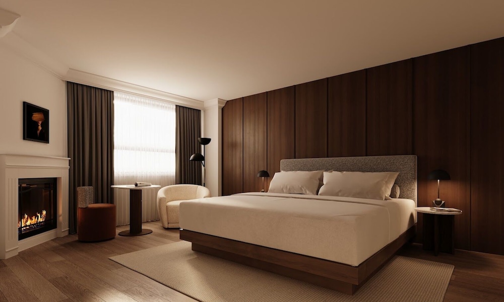 DELUXE, KING BED