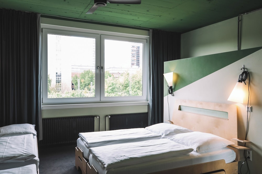 ROOM, QUADRUPLE