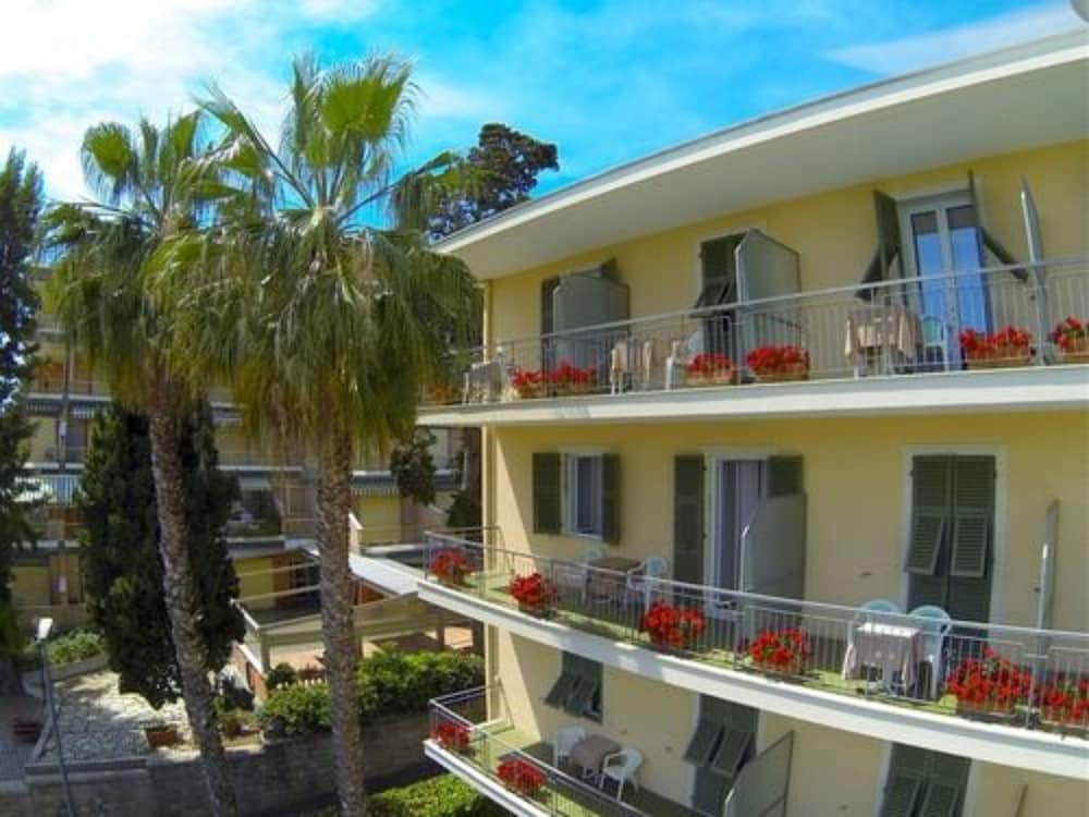 Hotel Paradiso 3/78