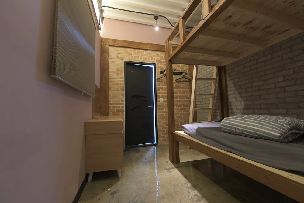 Inno Hostel &amp; Pub Lounge Hongdae 43/65