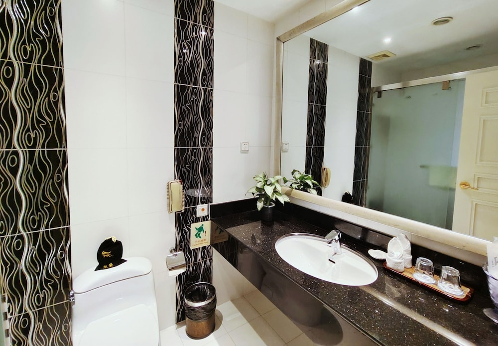 Nanjing Suning Universal Hotel 37/38