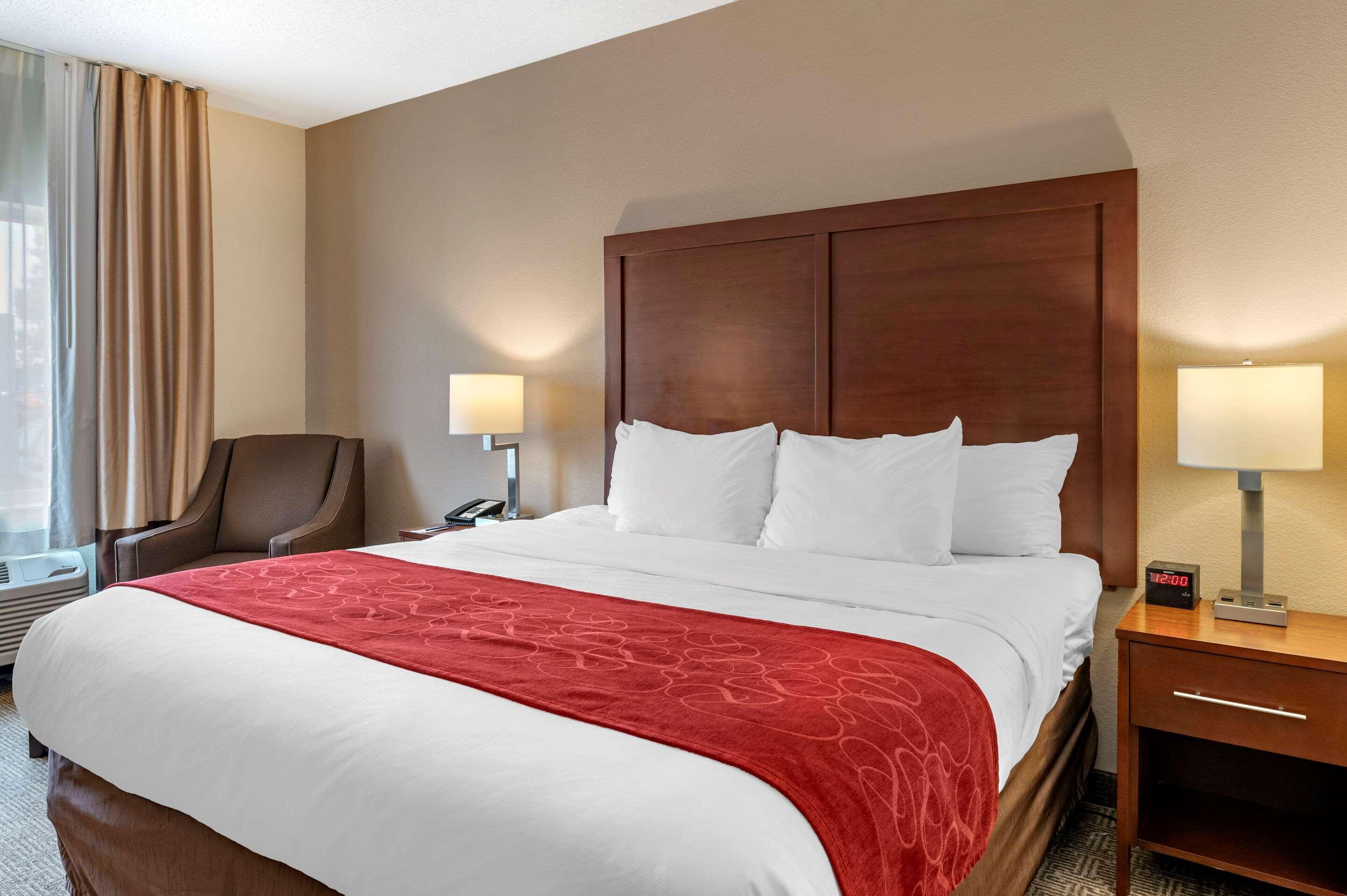 ROOM, KING BED