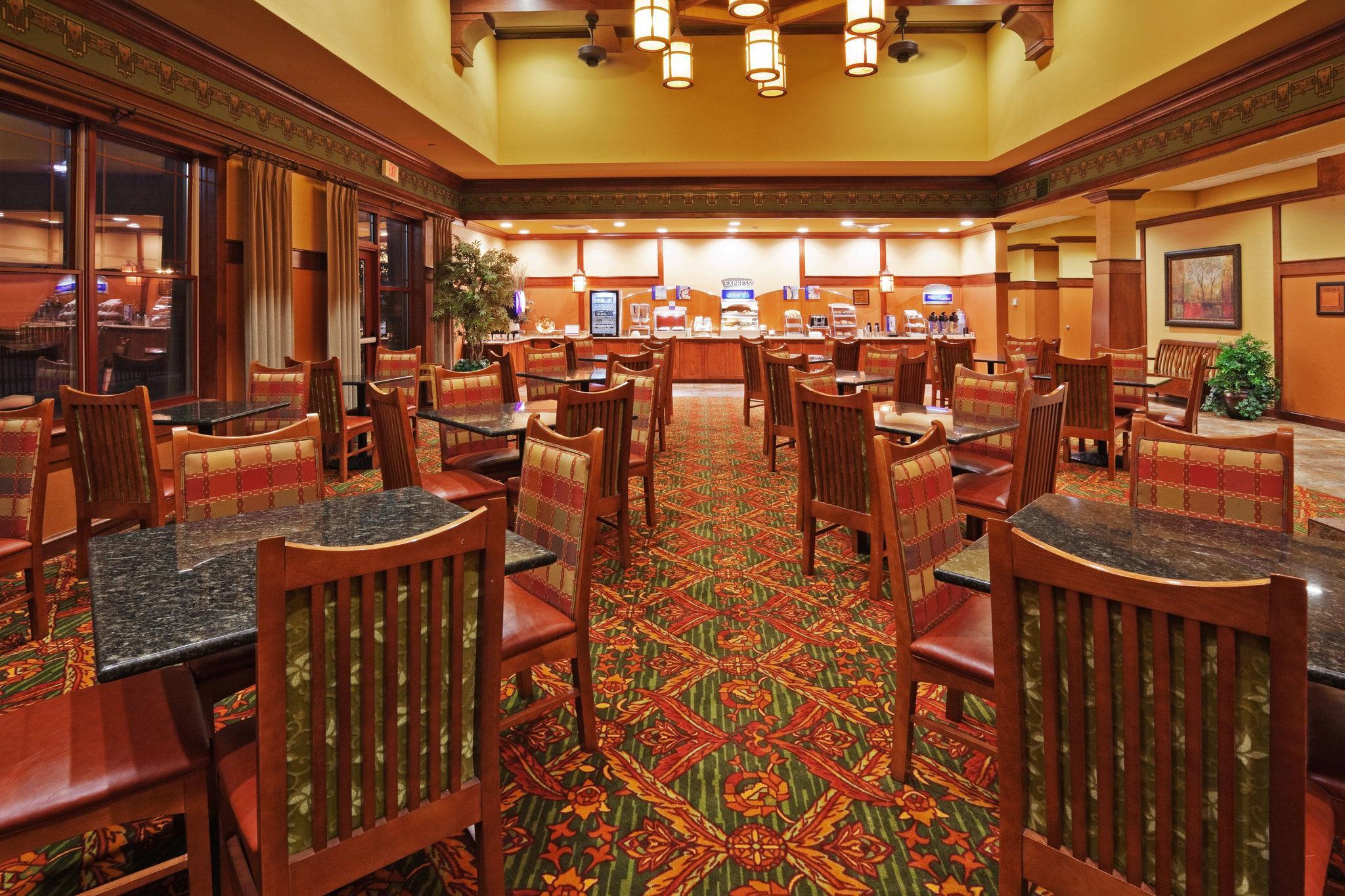 Country Inn & Suites by Radisson, Springfield Downtown 11/14