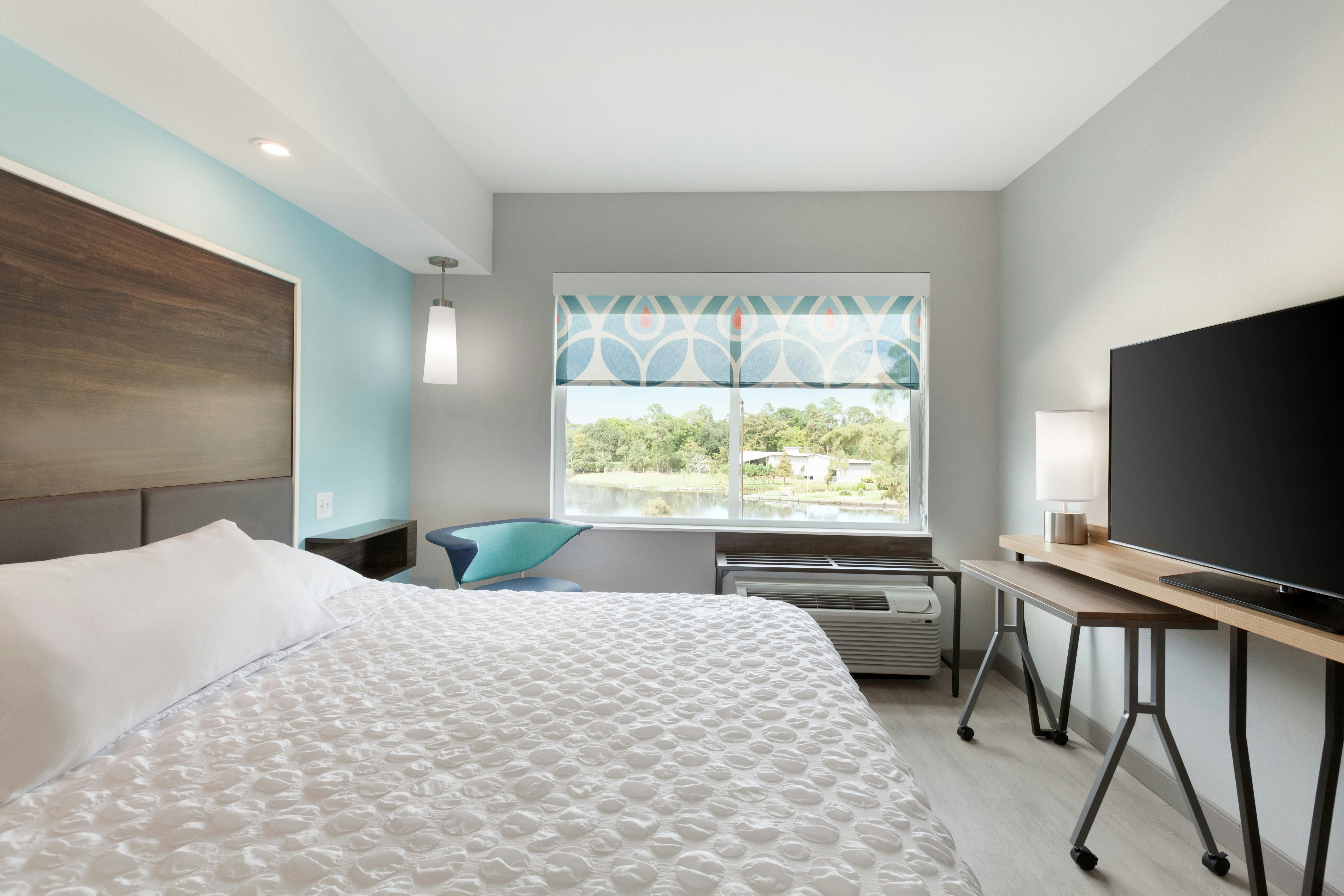 Bayou, King Bed, with View