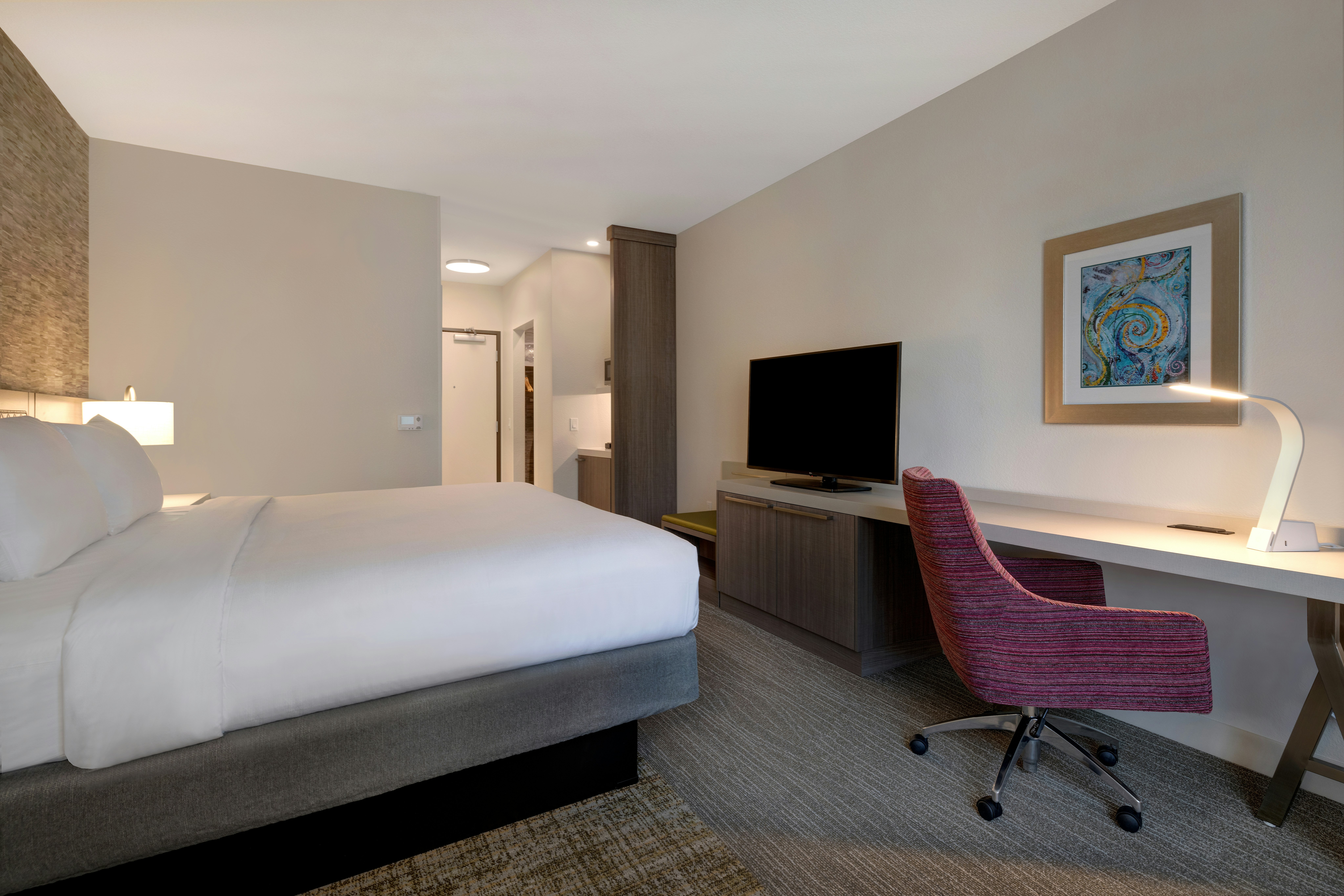 غرفة بسرير كينج بإطلالة على المسبح، Hilton Garden Inn Temecula 3/6