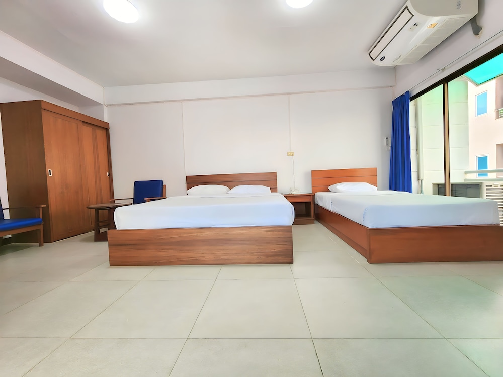 ROOM, TRIPLE, MULTIPLE BEDS