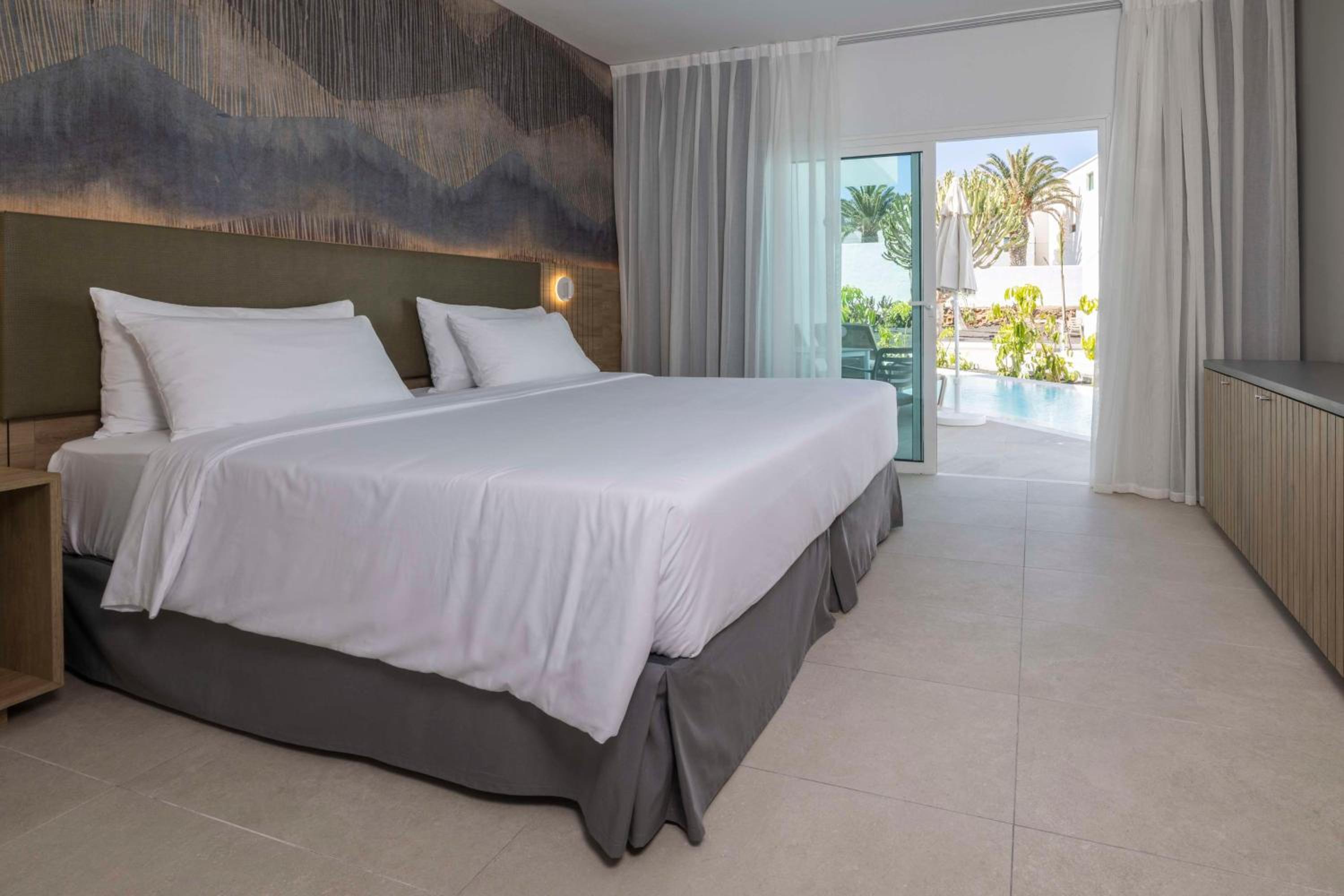 Swim Up, Suite, Twin Beds, Sofa