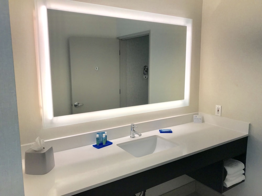 Holiday Inn Express Hotel & Suites Tracy 25/77