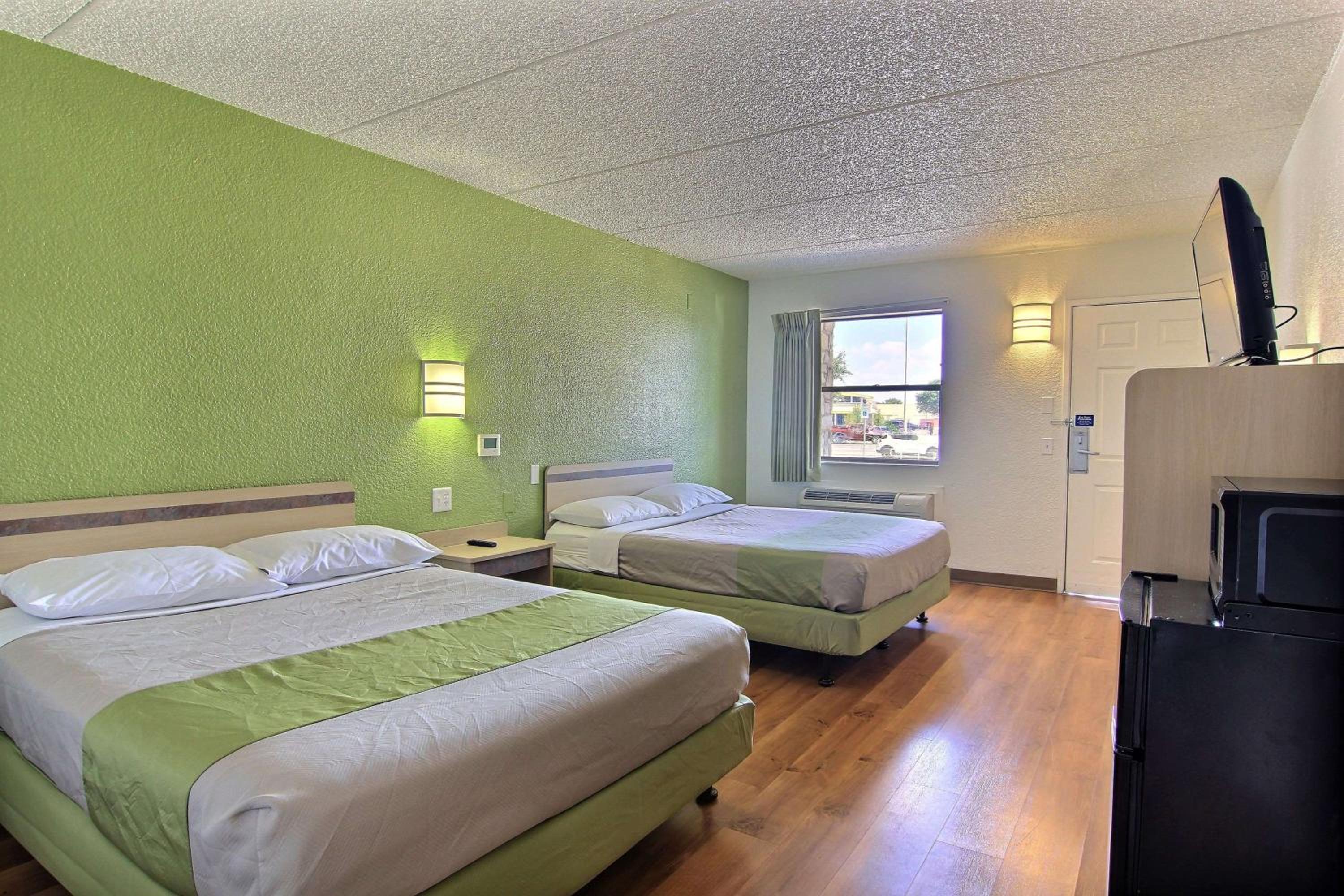 2 Queen Beds - ADA/RI Shower/Micfridge