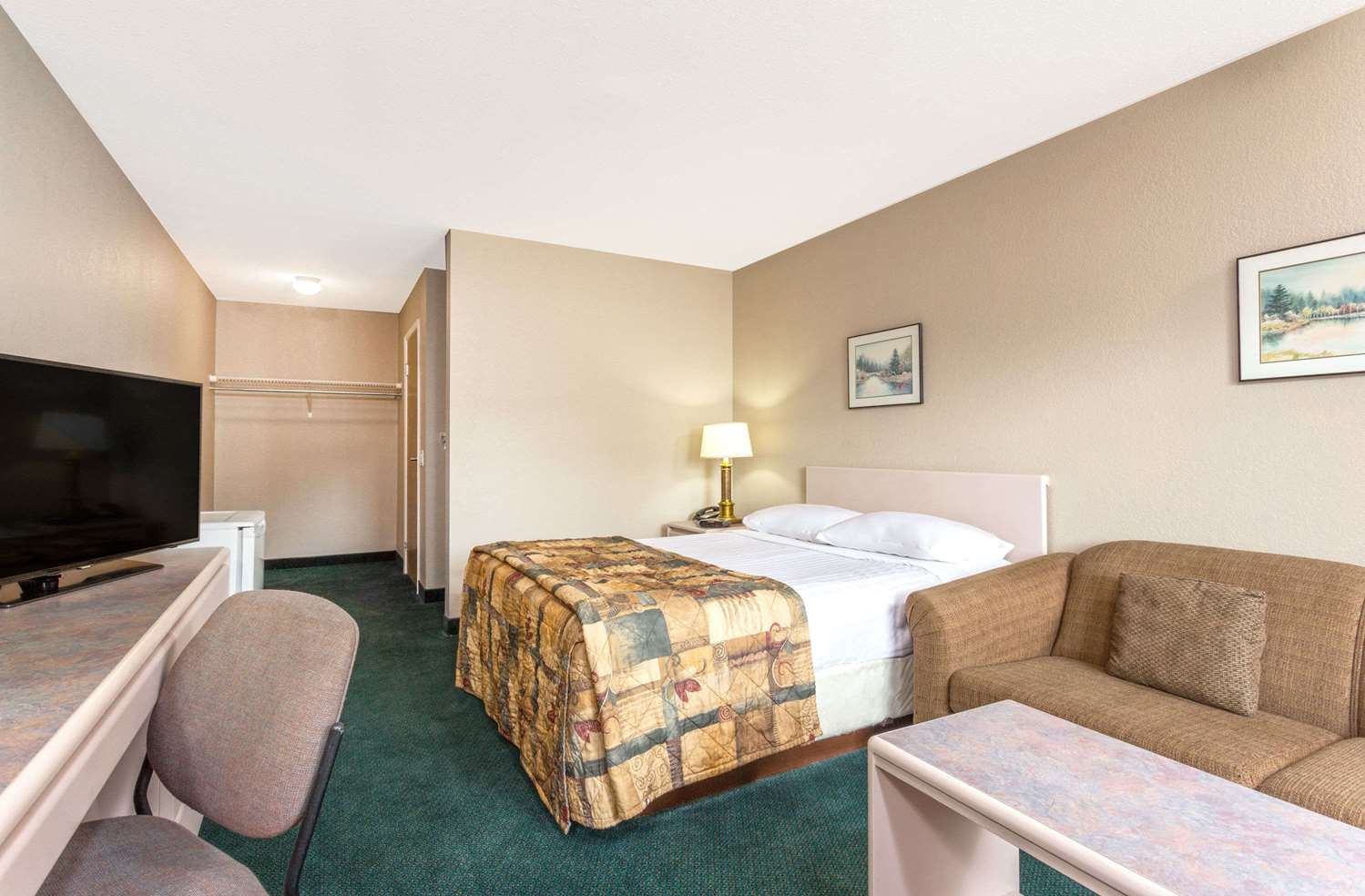 Super 8 by Wyndham Golden 13/20
