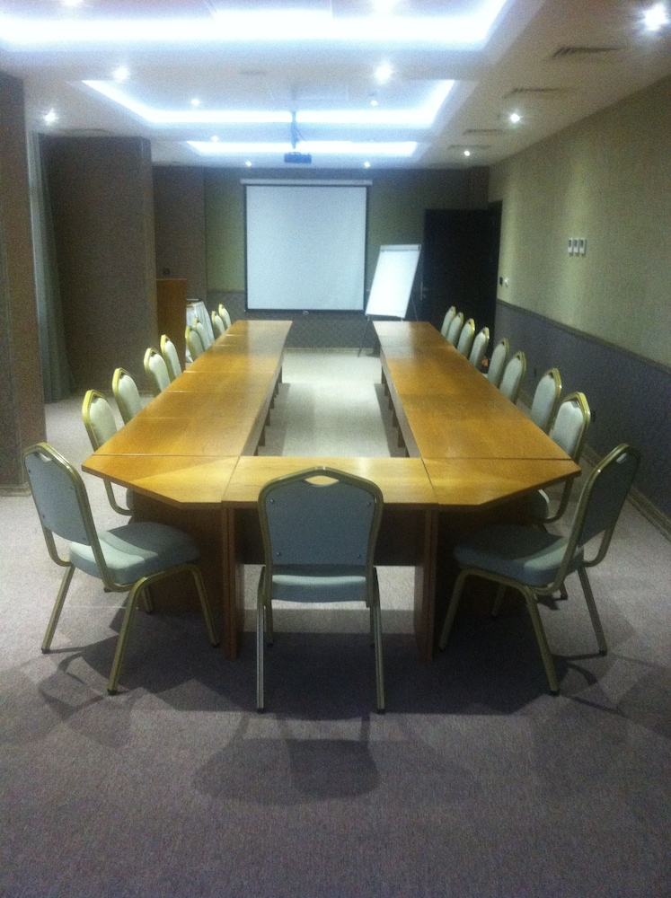 Edis Premier Hotel 30/37