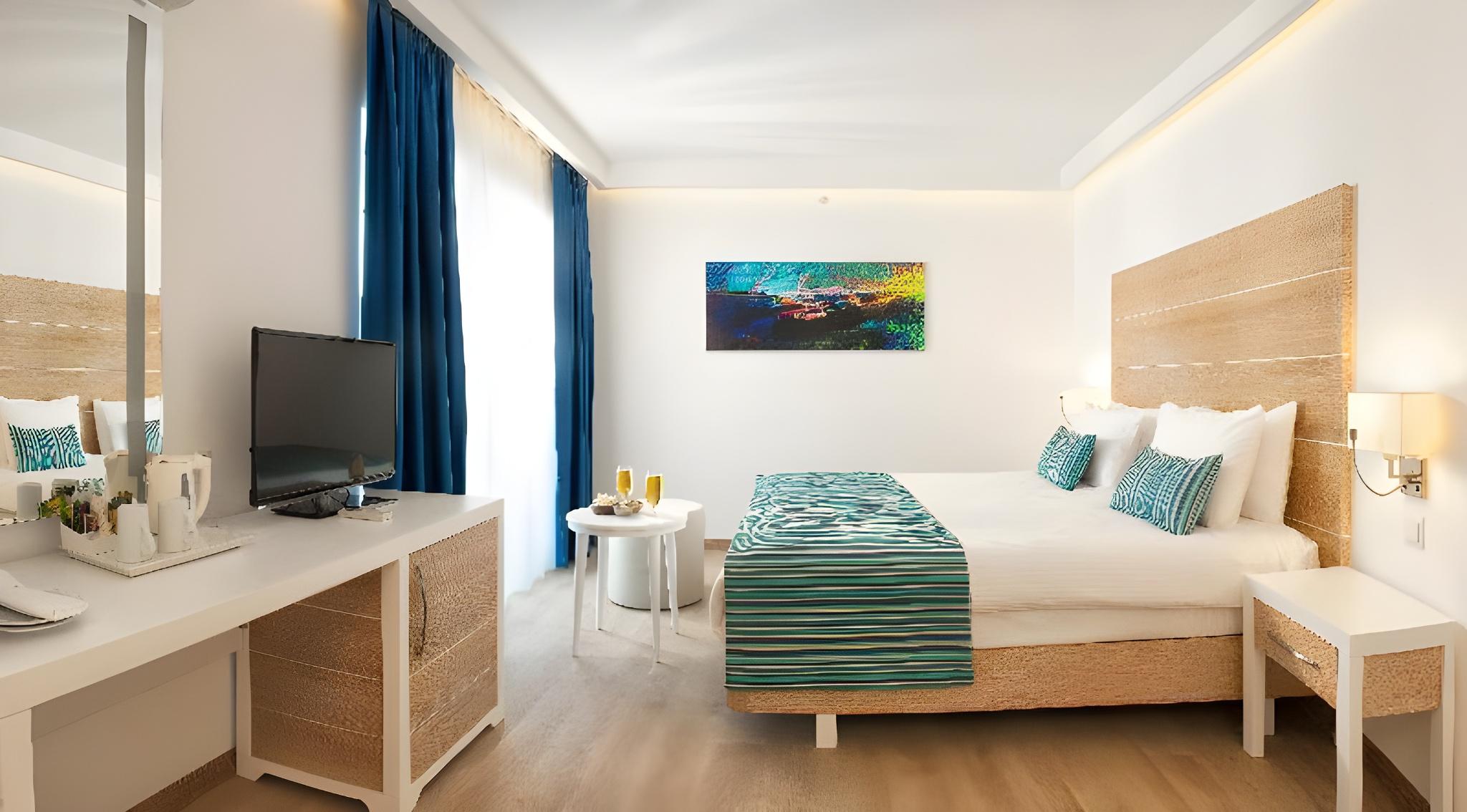 Swim Up, Queen Bed, Sofa