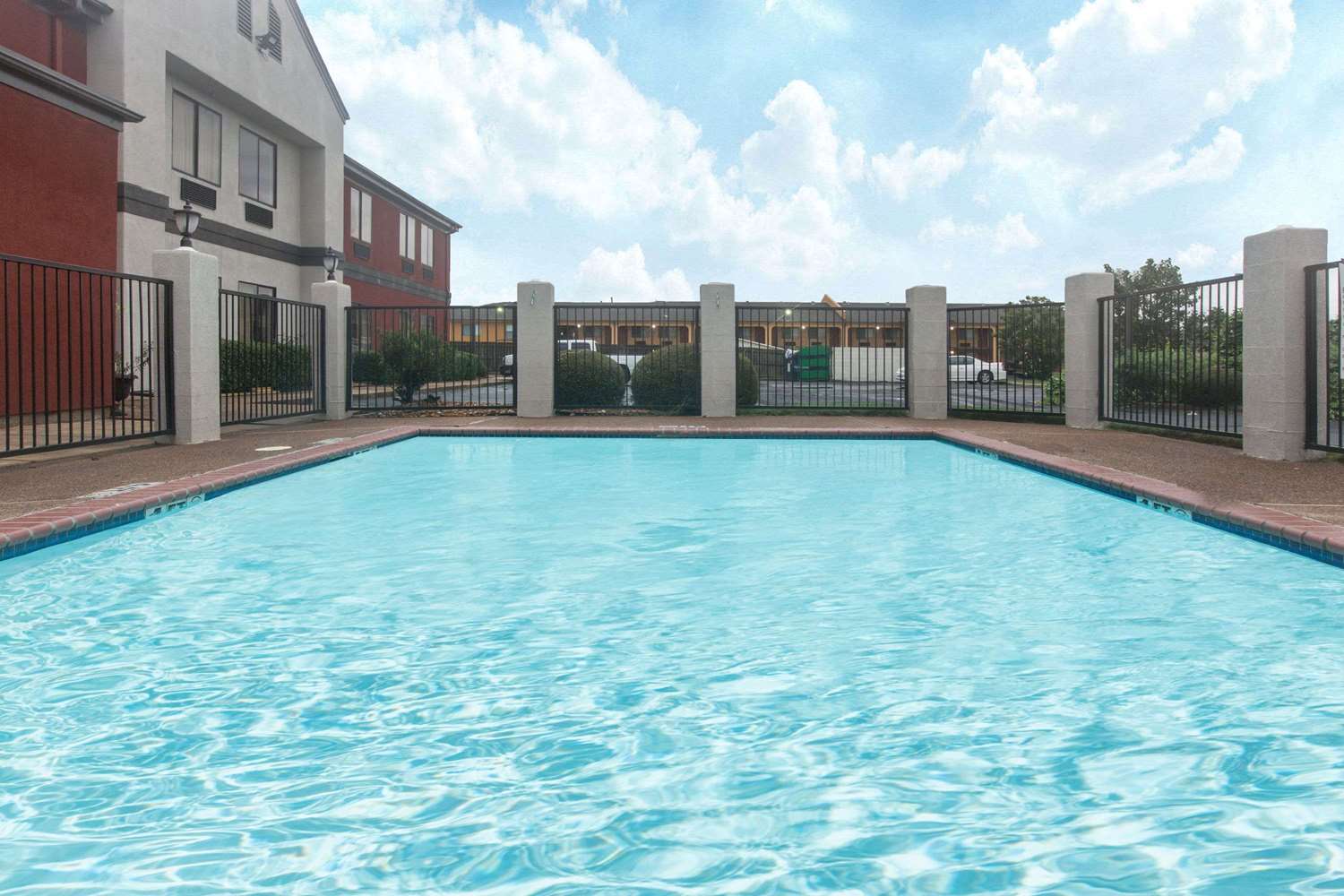 Super 8 by Wyndham Southaven 16/16