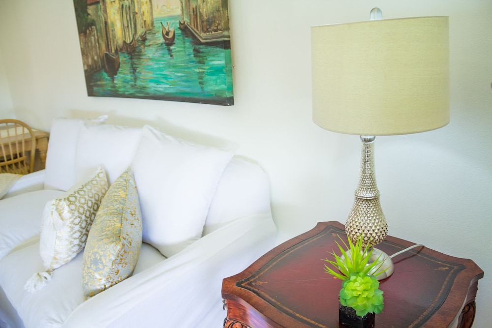 Kingston Luxury Condo Apartment 5/17