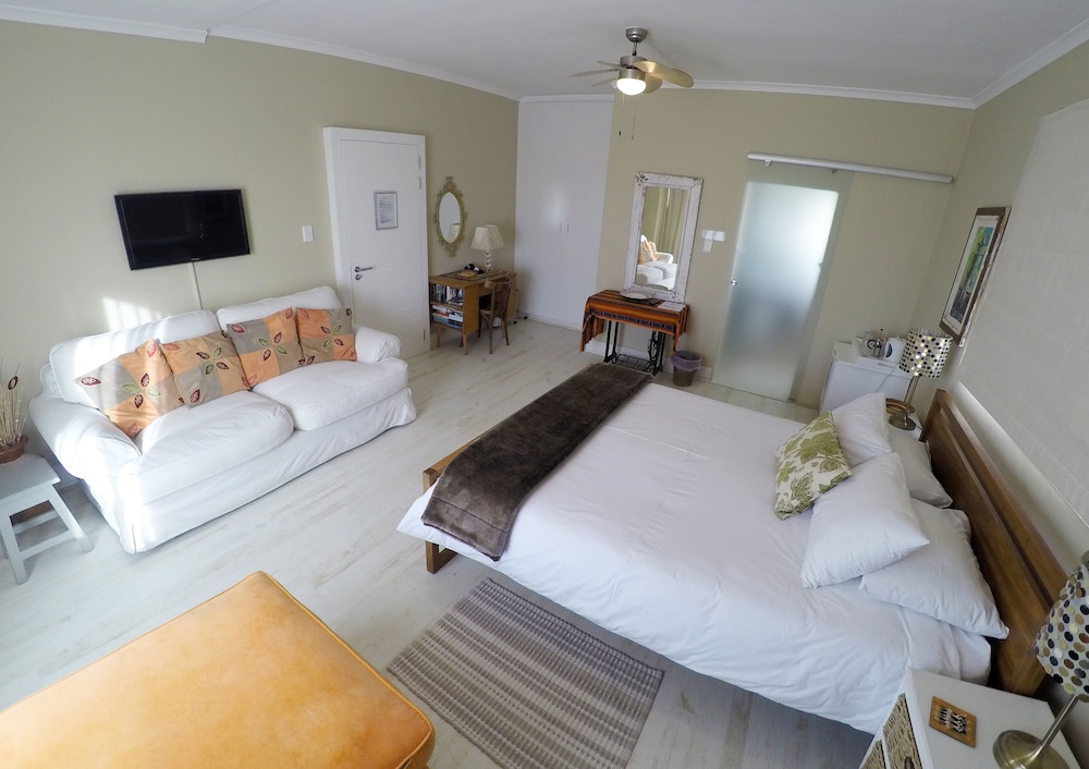 Dolphin Inn Guest House 37/74