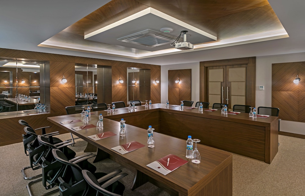 B Business Hotel & Spa 51/53