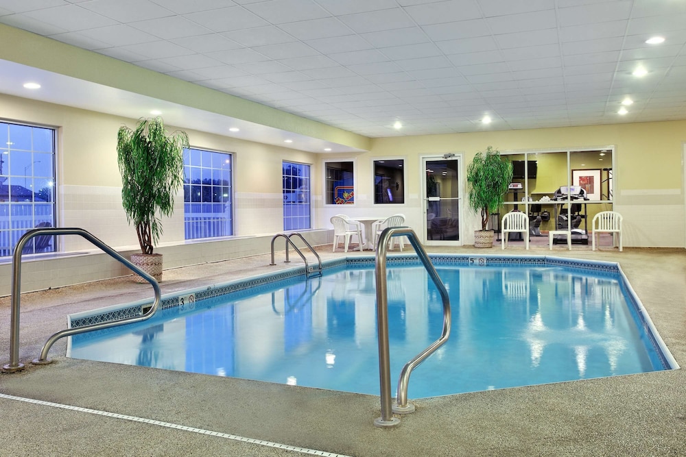 Country Inn & Suites by Radisson, Rock Falls, IL 1/18
