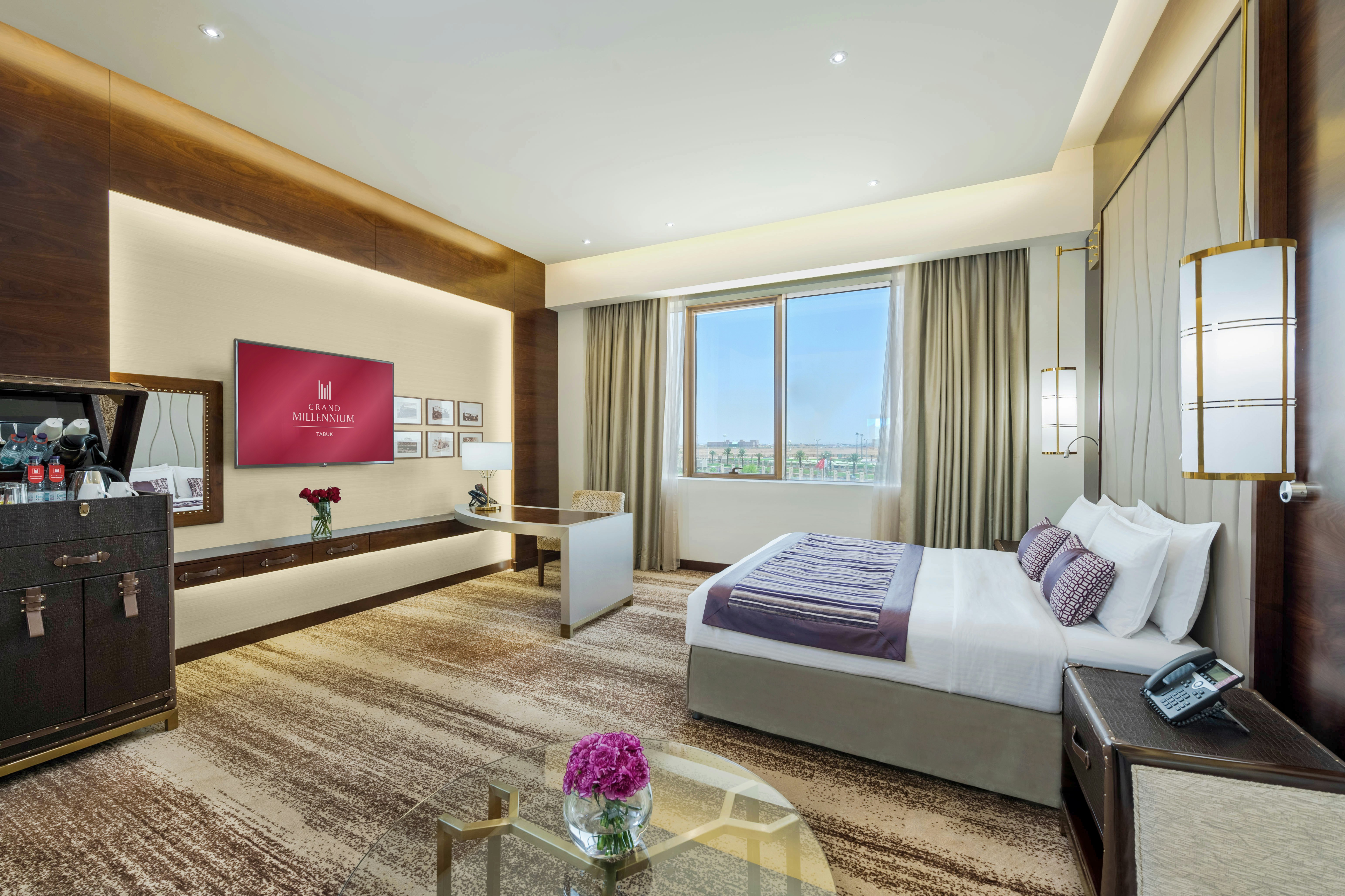 DELUXE, KING BED