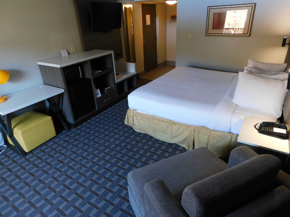 Days Inn & Suites By Wyndham Downtown Gatlinburg Parkway 45/68