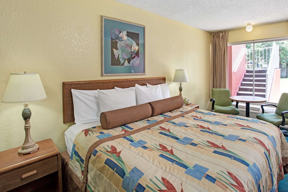 Days Inn By Wyndham Cocoa Cruiseport West At I-95/524 12/42