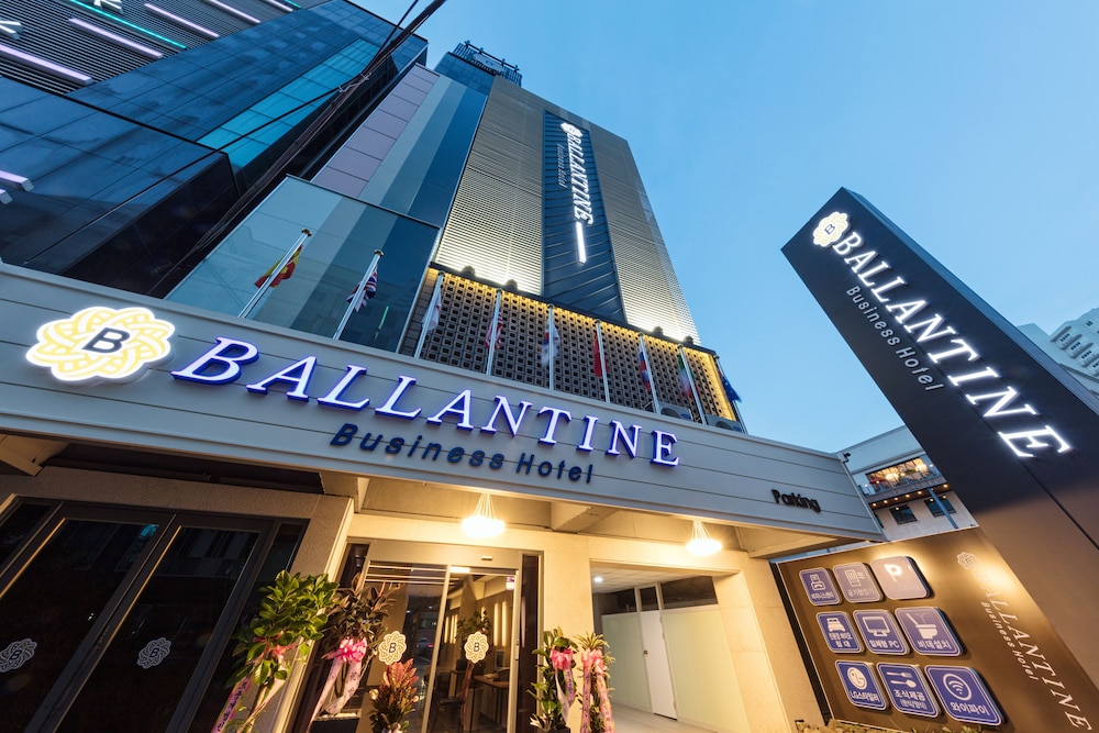 Ballantine Hotel 1/48