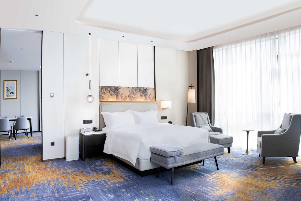 Wyndham, Executive, Suite, King Bed