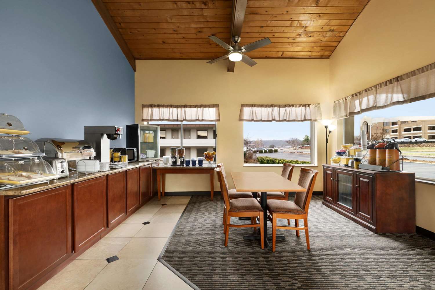 Days Inn by Wyndham Oak Ridge Knoxville 10/16