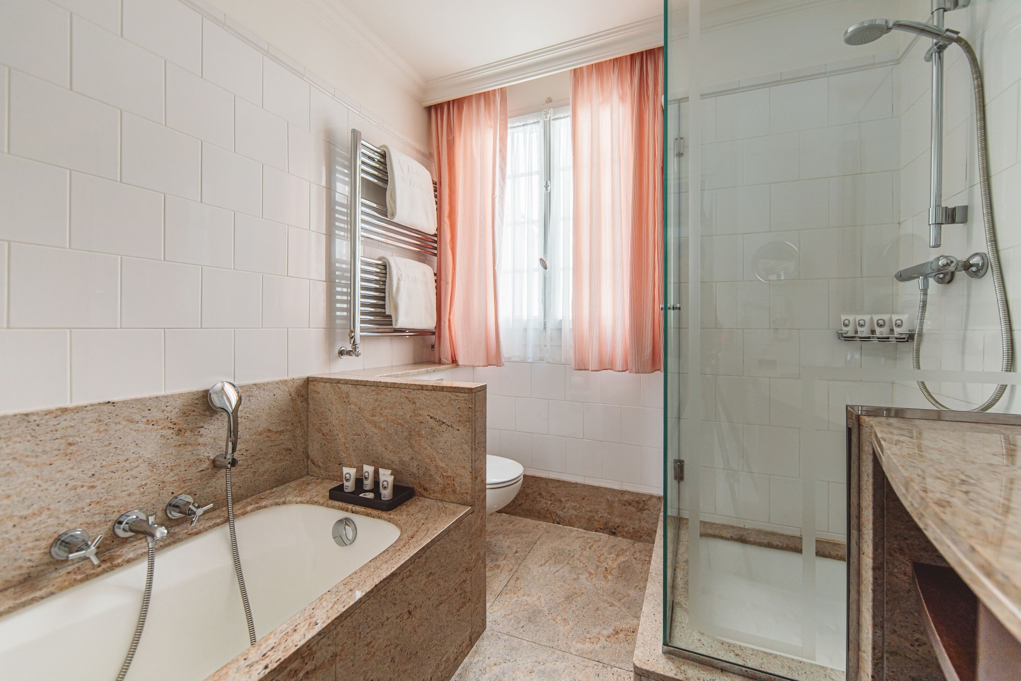غرفة ديلوكس كبيرة بسرير كينج، Hotel de l Abbaye 2/2