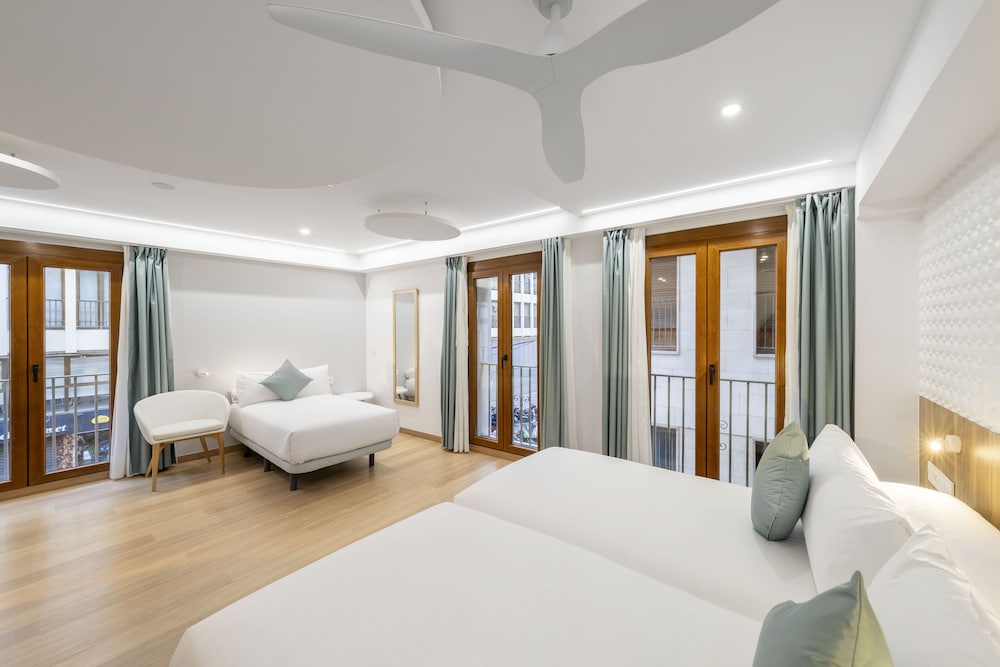 Superior, Triple, 3 Beds, Pool Access